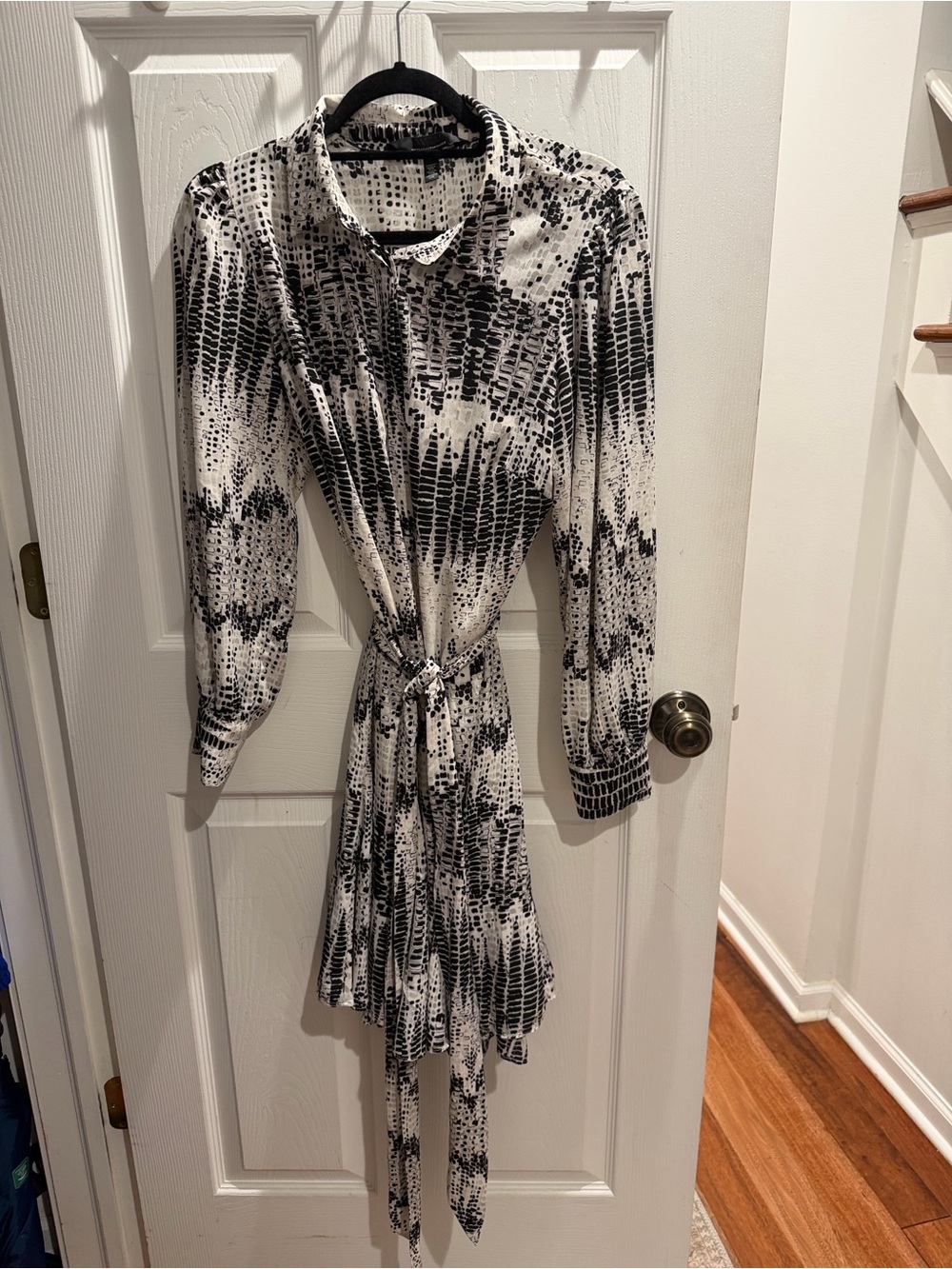 White House Black Market Black & White Printed Tie-Waist Long Sleeve Dress